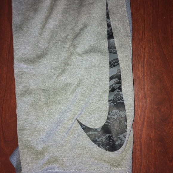 grey nike sweatpants. - Picture 3 of 6